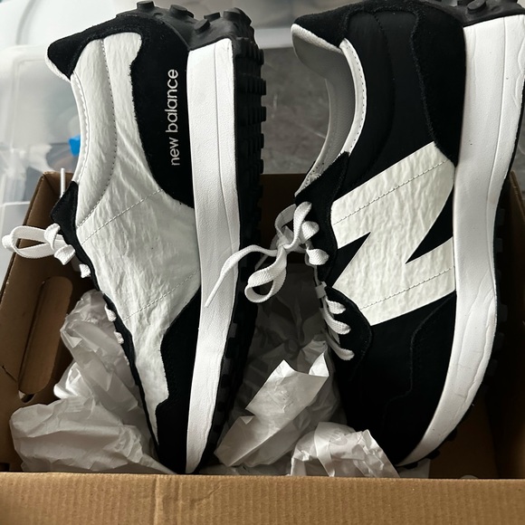 New Balance black and white trainers size 10.5 - Picture 3 of 4